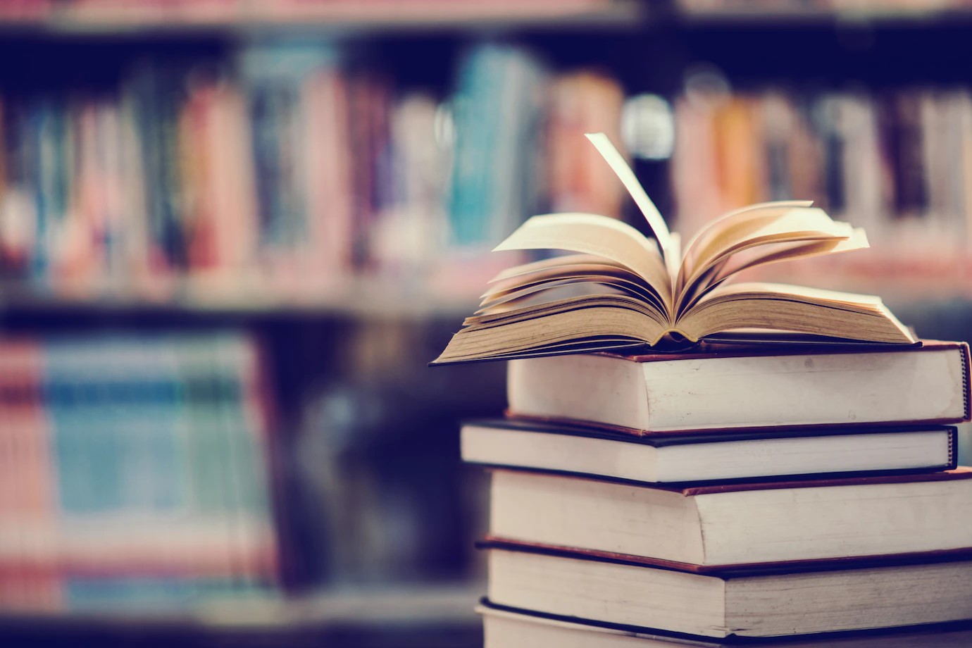 un livre ouvert sur une pile de livres