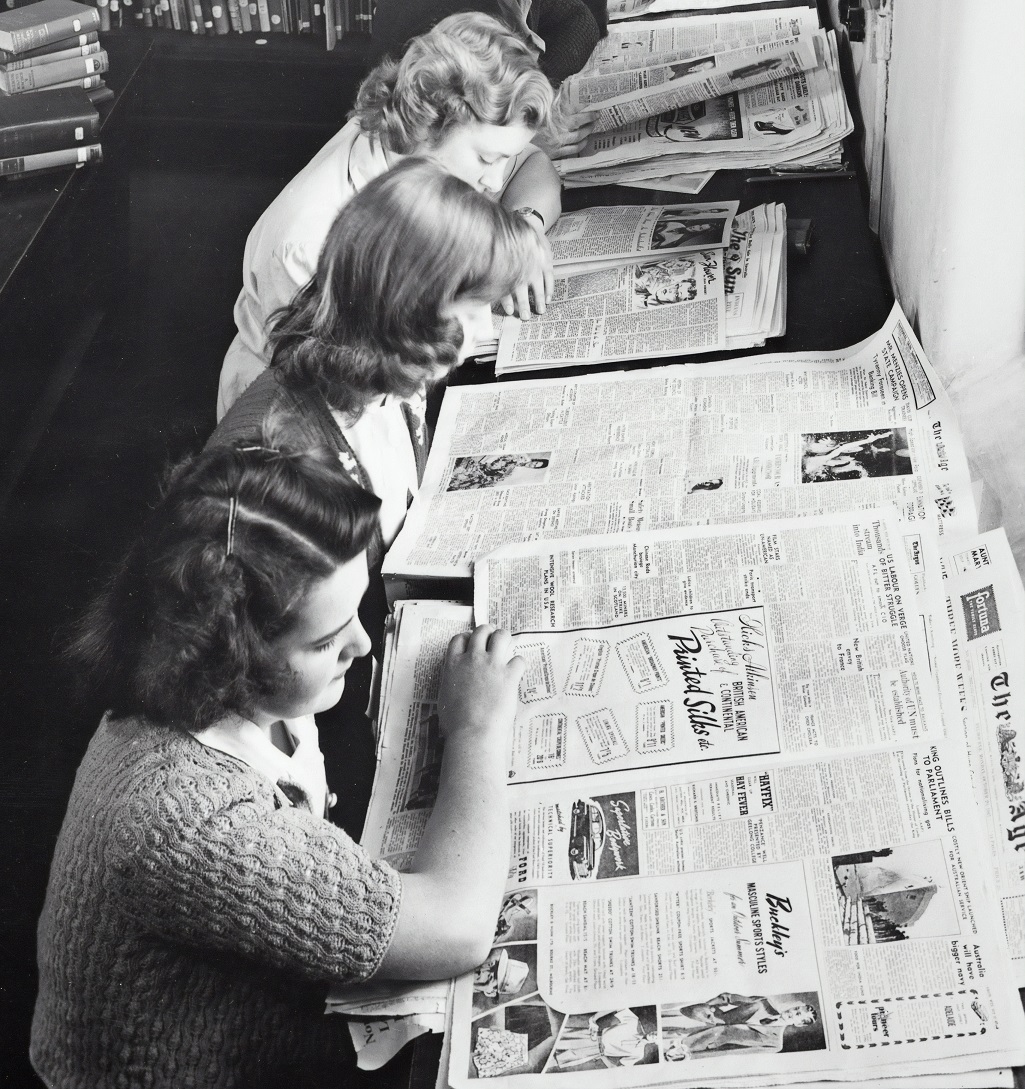 affiche exposition  : photo N et B de personnages lisant la presse